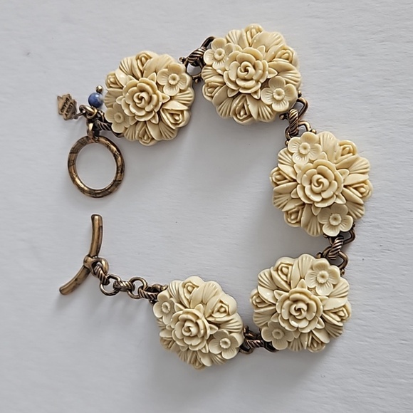 LUCKY BRAND Resin Flower on 8" Antiqued Goldtone Bracelet - Picture 4 of 7